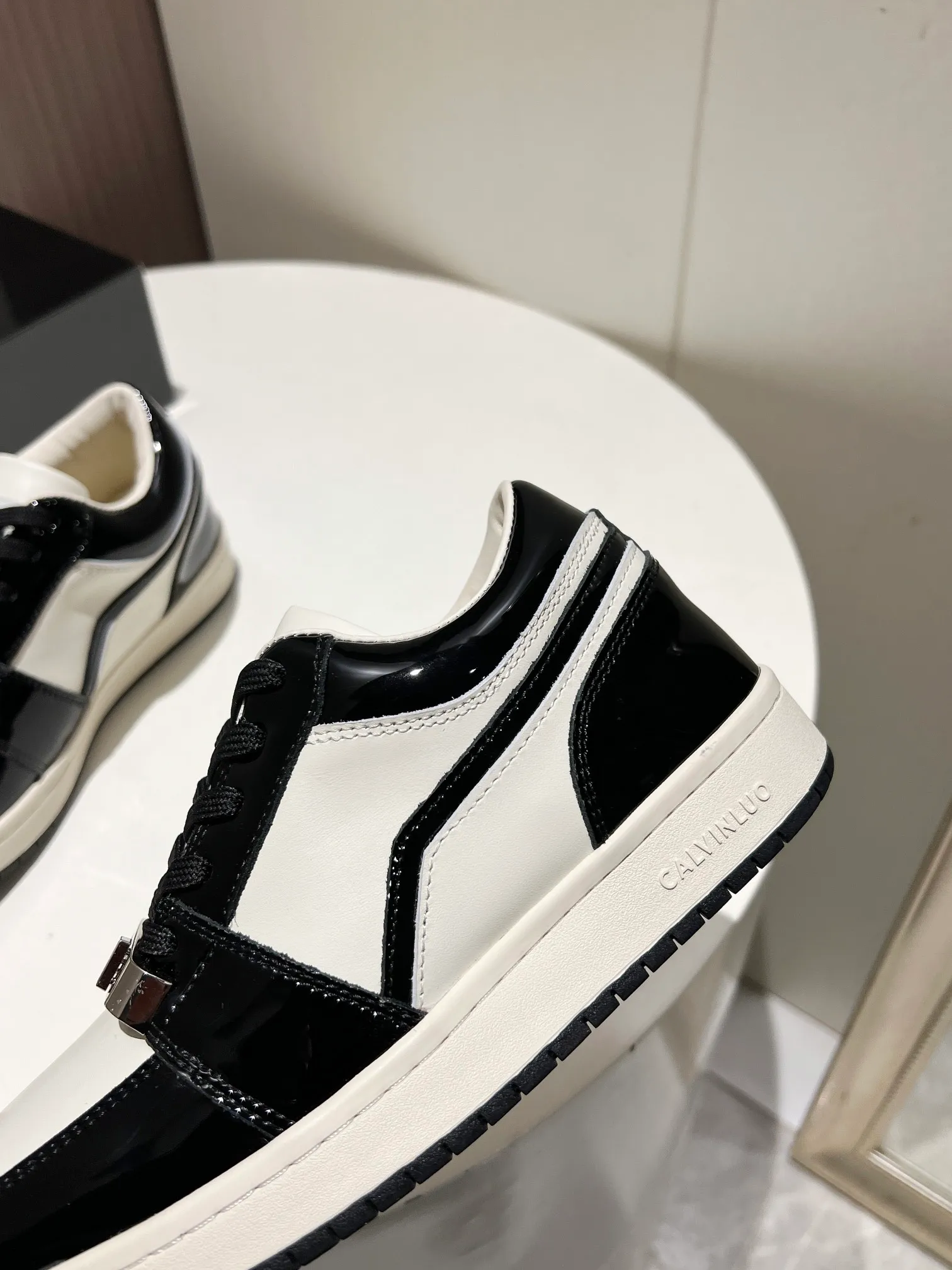 👟👟Ex-factory price 480👟👟 👑CALVINLUO I CUBE SNEAKER trendy brand square shoes low-top casual square-toe sneakers skateboard shoes sneakers👑 Starting from the design elements of classic two-color sneakers, CALVINLUO extracts the iconic elements of casual sneakers and integrates them into the formal "square toe" of formal shoes to make the overall lines of the sneakers more distinct. Nowadays, the matching rules are casual. 🧣Formal sports shoes are nothing new. The unique avant-garde square lines of CUBE SNEAKER, whether it echoes the tough and crisp suits, or appears in an eclectic manner in street styles, are a choice that breaks away from tradition and shows personality🧢 ▪️ Fabric: Original custom imported first-layer cowhide ▪️ Lining: Imported breathable mesh lining + soft sheepskin ▪️ Sole: Original molded two-color TPU outsole ▪️ Size: 35-40 (40 customized)